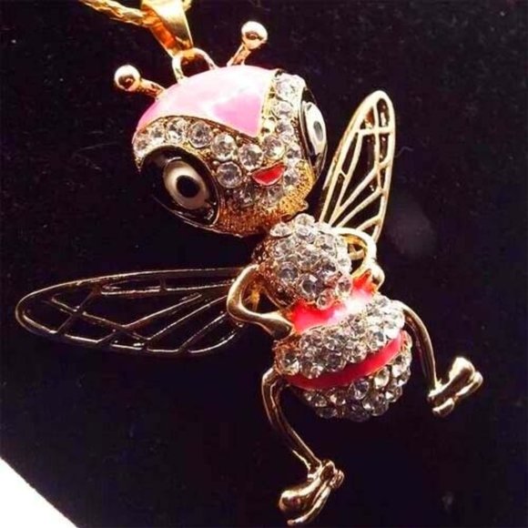 NEW BETSEY JOHNSON CUTE "QUEEN BEE WITH ATTITUDE" FLYING FLY CHARACTER NECKLACE - Picture 1 of 2